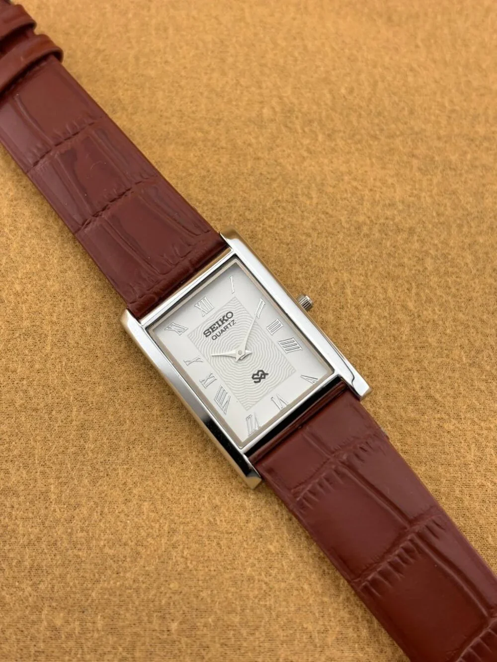 WHITE SILVER VINTAGE Seiko Vintage slim Quartz men's Wristwatch